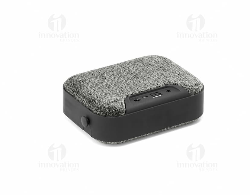 Caixa de som portátil TED em couro marrom e metal preto, elegante e moderna, com alça e zíper. Ideal para viagens e armazenamento de acessórios.