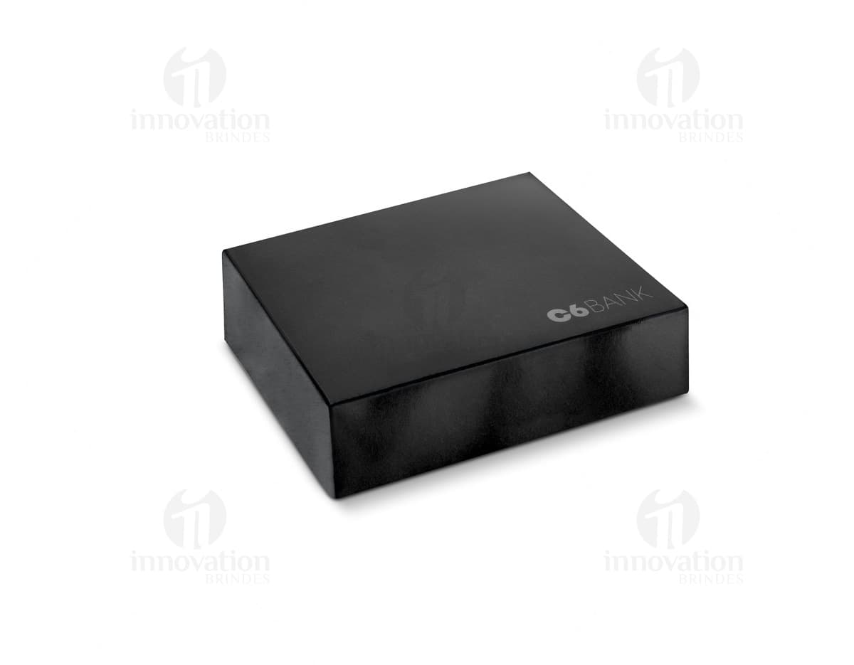 Caixa de som portátil TED em couro marrom e metal preto, elegante e moderna, com alça e zíper. Ideal para viagens e armazenamento de acessórios.