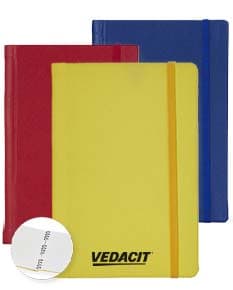 Caderneta Emborrachada com Wire-o em amarelo, design de quadro adesivo vazio em um notebook aberto, com papel em branco e um envelope de papel à direita, sobre fundo liso e limpo.
