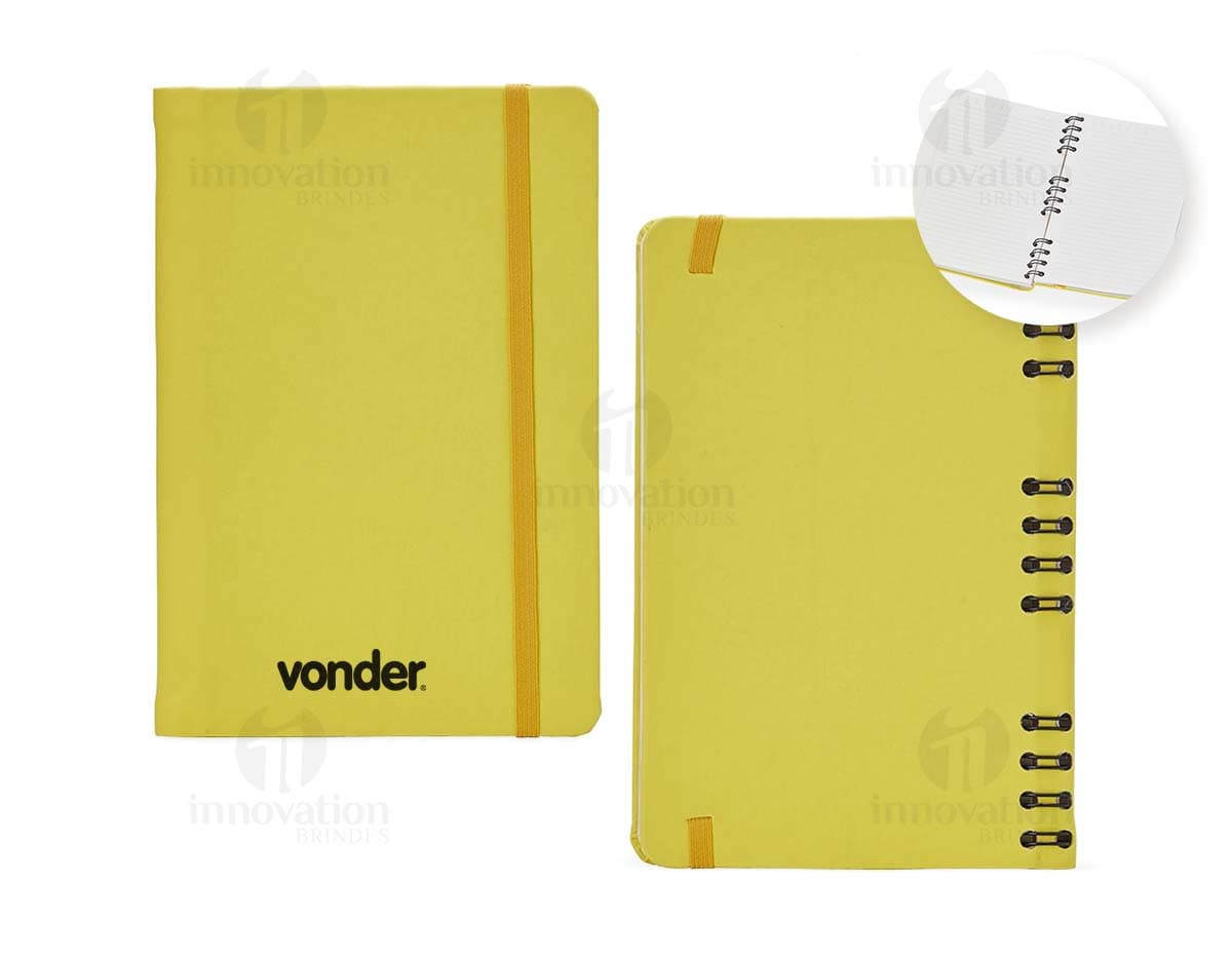 Caderneta Emborrachada com Wire-o em amarelo, design de quadro adesivo vazio em um notebook aberto, com papel em branco e um envelope de papel à direita, sobre fundo liso e limpo.