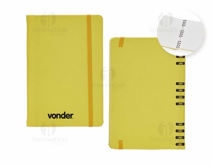 Caderneta Emborrachada com Wire-o em amarelo, design de quadro adesivo vazio em um notebook aberto, com papel em branco e um envelope de papel à direita, sobre fundo liso e limpo.