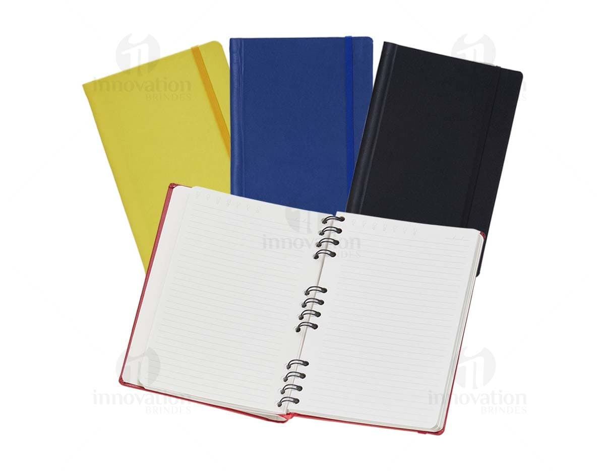 Caderneta Emborrachada com Wire-o em amarelo, design de quadro adesivo vazio em um notebook aberto, com papel em branco e um envelope de papel à direita, sobre fundo liso e limpo.