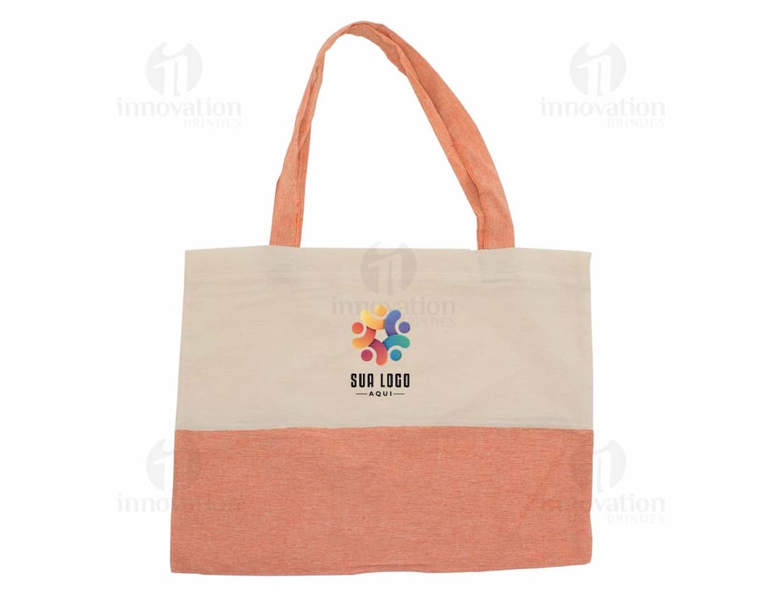 Sacola ecológica de algodão marrom, vazia, com alça e design elegante. A imagem mostra um objeto de moda e estilo, ideal para compras ou presentes, feito de material seguro e resistente.