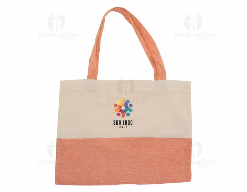 Sacola ecológica de algodão marrom, vazia, com alça e design elegante. A imagem mostra um objeto de moda e estilo, ideal para compras ou presentes, feito de material seguro e resistente.