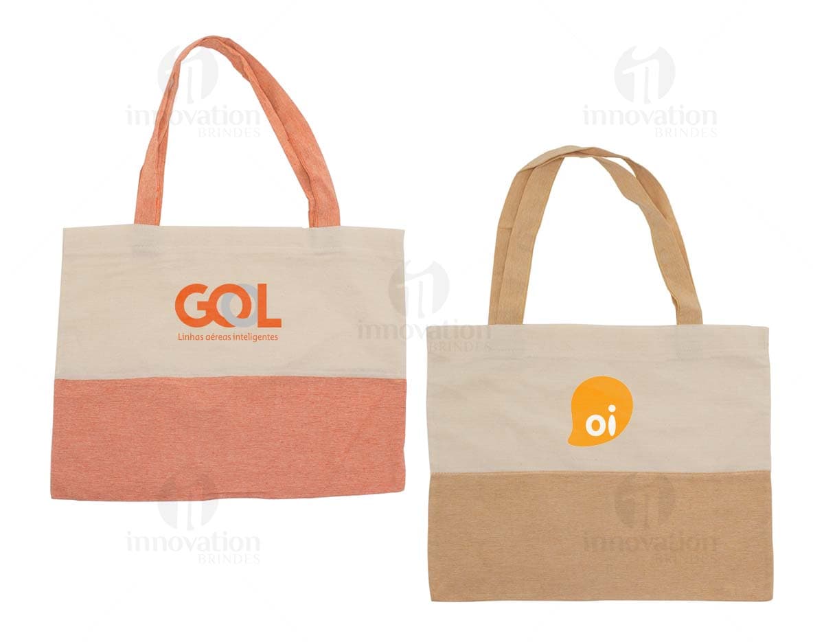 Sacola ecológica de algodão marrom, vazia, com alça e design elegante. A imagem mostra um objeto de moda e estilo, ideal para compras ou presentes, feito de material seguro e resistente.