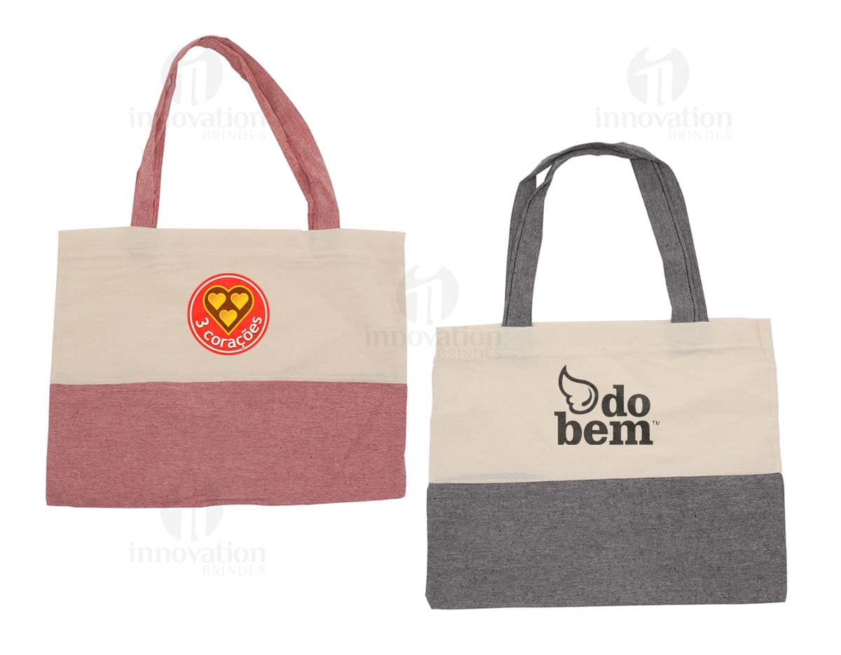 Sacola ecológica de algodão marrom, vazia, com alça e design elegante. A imagem mostra um objeto de moda e estilo, ideal para compras ou presentes, feito de material seguro e resistente.