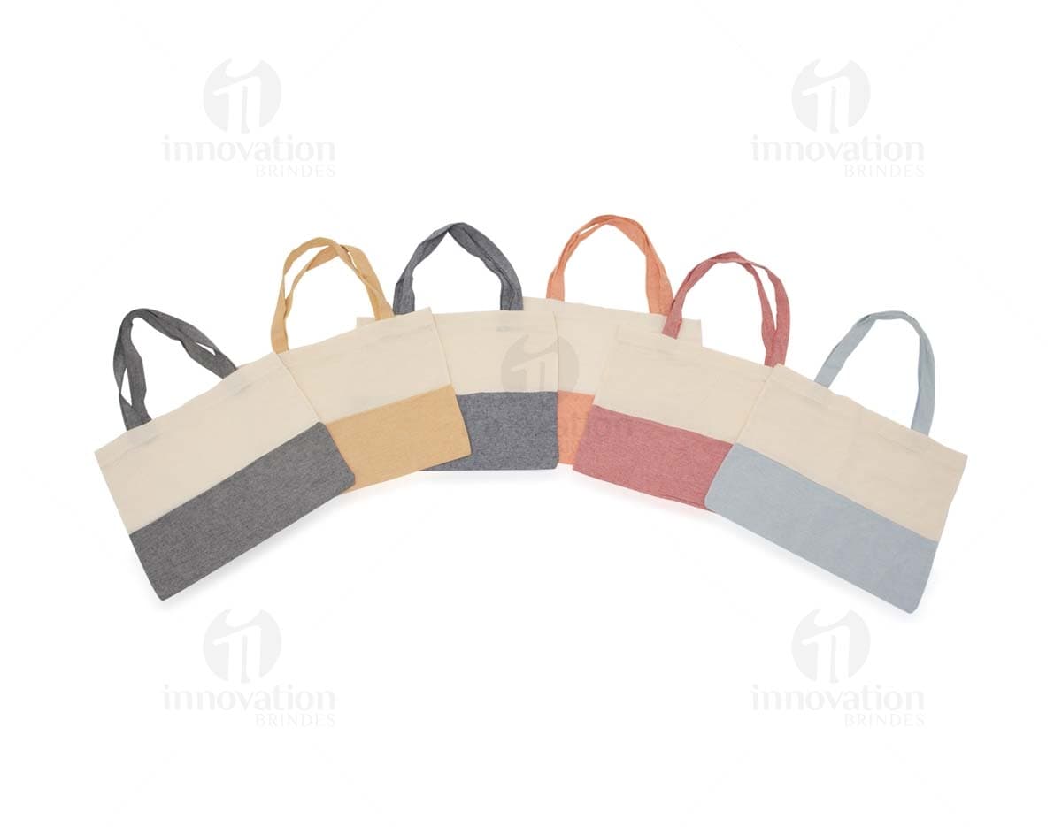 Sacola ecológica de algodão marrom, vazia, com alça e design elegante. A imagem mostra um objeto de moda e estilo, ideal para compras ou presentes, feito de material seguro e resistente.