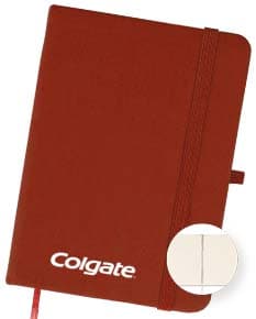 Caderneta emborrachada preta com design vintage, vazia e com textura grunge. Aparecem um notebook, um metrônomo, uma guitarra, uma página em branco e um pendulo.