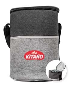 Bolsa térmica de 16 litros em metal e couro preto, com detalhes em prata e marrom. Possui alça de transporte, fecho de zíper e compartimento interno para armazenamento de objetos pessoais. Ideal para manter alimentos e bebidas quentes ou frios por mais tempo.