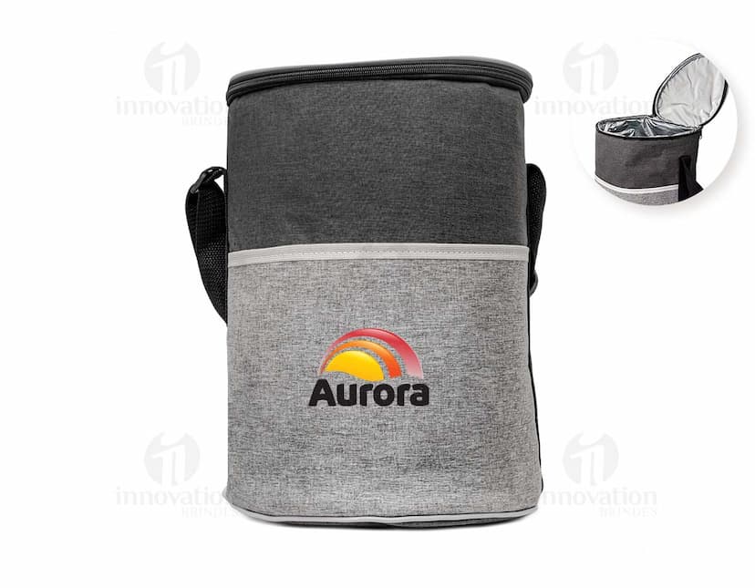 Bolsa térmica de 16 litros em metal e couro preto, com detalhes em prata e marrom. Possui alça de transporte, fecho de zíper e compartimento interno para armazenamento de objetos pessoais. Ideal para manter alimentos e bebidas quentes ou frios por mais tempo.