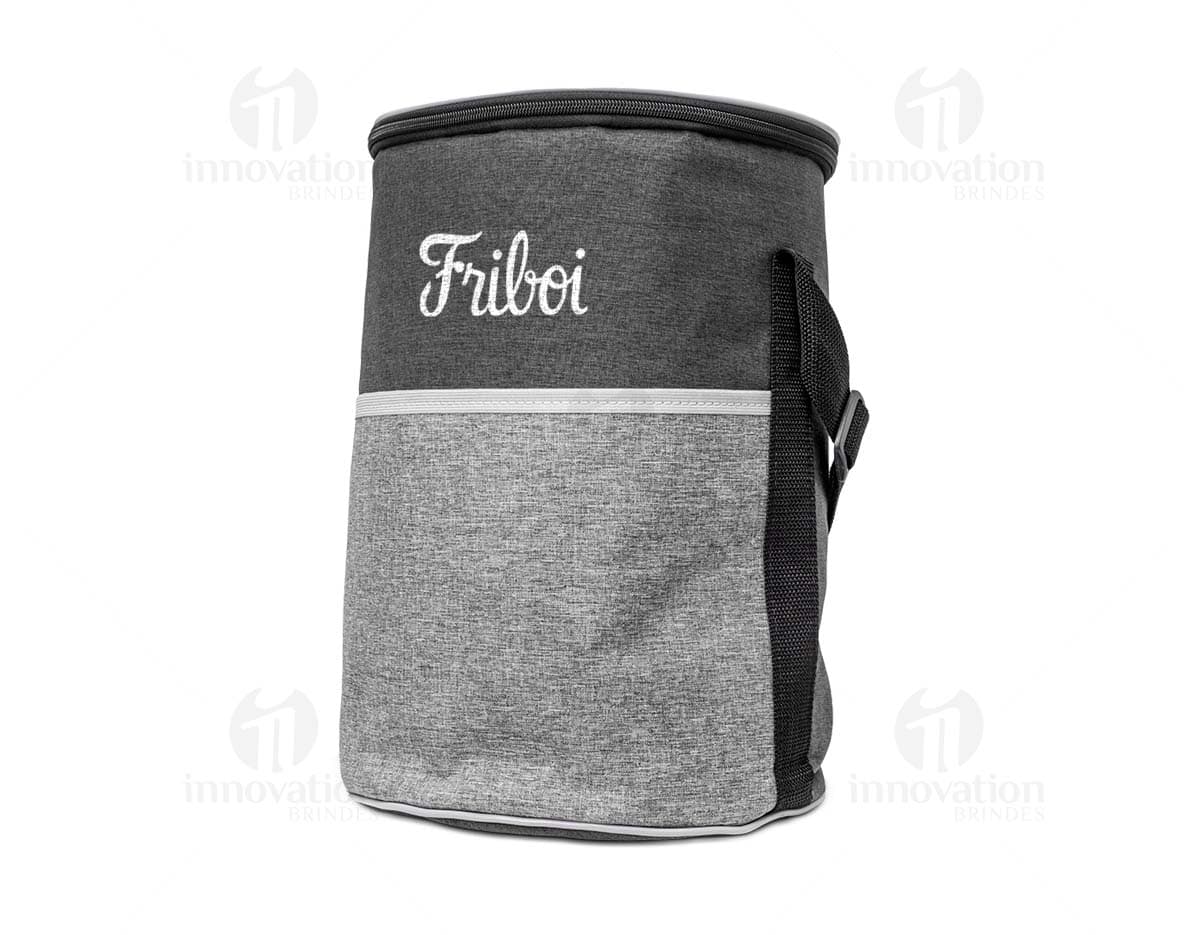 Bolsa térmica de 16 litros em metal e couro preto, com detalhes em prata e marrom. Possui alça de transporte, fecho de zíper e compartimento interno para armazenamento de objetos pessoais. Ideal para manter alimentos e bebidas quentes ou frios por mais tempo.