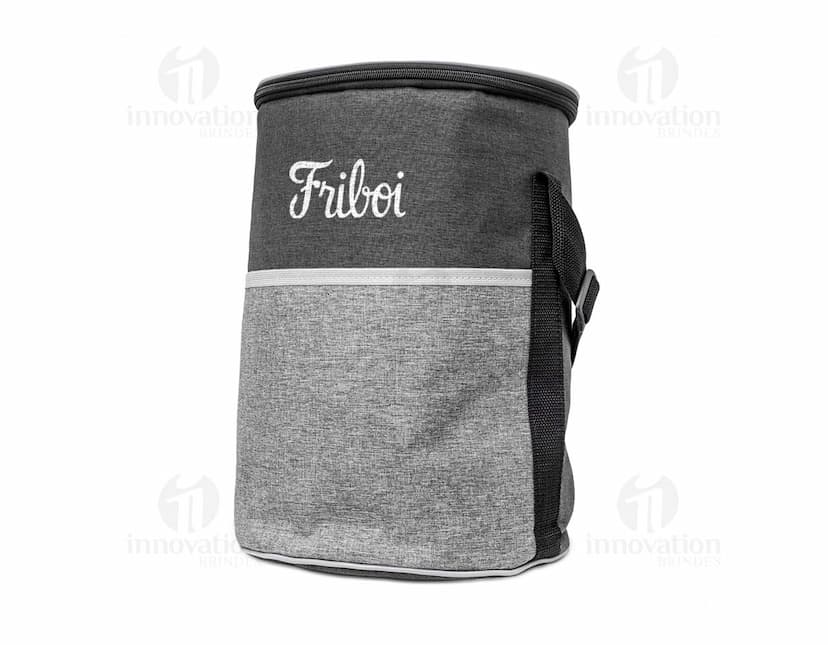 Bolsa térmica de 16 litros em metal e couro preto, com detalhes em prata e marrom. Possui alça de transporte, fecho de zíper e compartimento interno para armazenamento de objetos pessoais. Ideal para manter alimentos e bebidas quentes ou frios por mais tempo.