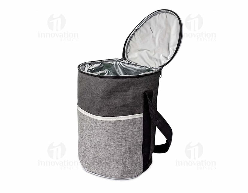 Bolsa térmica de 16 litros em metal e couro preto, com detalhes em prata e marrom. Possui alça de transporte, fecho de zíper e compartimento interno para armazenamento de objetos pessoais. Ideal para manter alimentos e bebidas quentes ou frios por mais tempo.