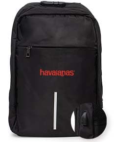 Mochila preta em couro, com alça, zíper e detalhes em metal. Ideal para viagens, compras e estilo casual. Com capacidade de 28 litros, possui design elegante e moderno, sendo perfeita para transporte de acessórios e equipamentos pessoais.