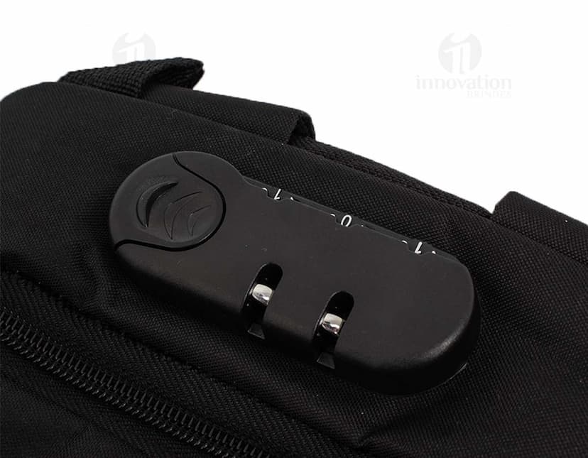 Mochila preta em couro, com alça, zíper e detalhes em metal. Ideal para viagens, compras e estilo casual. Com capacidade de 28 litros, possui design elegante e moderno, sendo perfeita para transporte de acessórios e equipamentos pessoais.