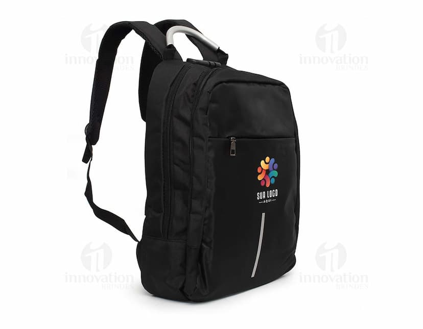 Mochila preta em couro, com alça, zíper e detalhes em metal. Ideal para viagens, compras e estilo casual. Com capacidade de 28 litros, possui design elegante e moderno, sendo perfeita para transporte de acessórios e equipamentos pessoais.