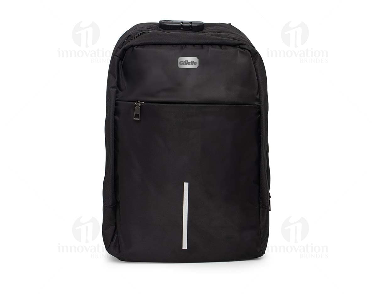 Mochila preta em couro, com alça, zíper e detalhes em metal. Ideal para viagens, compras e estilo casual. Com capacidade de 28 litros, possui design elegante e moderno, sendo perfeita para transporte de acessórios e equipamentos pessoais.