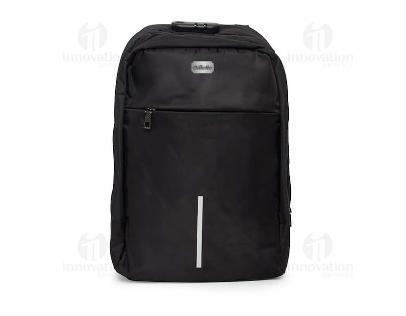 Mochila preta em couro, com alça, zíper e detalhes em metal. Ideal para viagens, compras e estilo casual. Com capacidade de 28 litros, possui design elegante e moderno, sendo perfeita para transporte de acessórios e equipamentos pessoais.