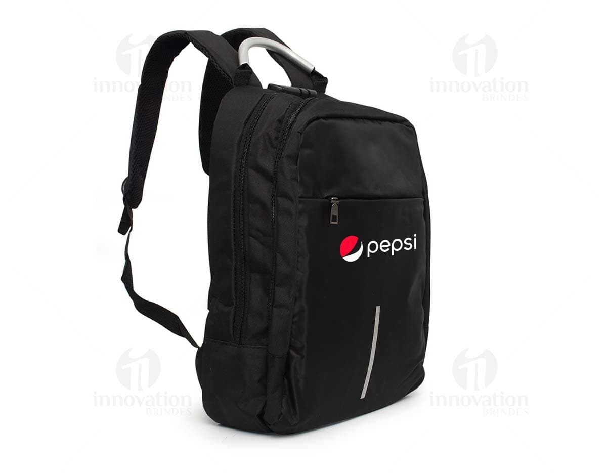 Mochila preta em couro, com alça, zíper e detalhes em metal. Ideal para viagens, compras e estilo casual. Com capacidade de 28 litros, possui design elegante e moderno, sendo perfeita para transporte de acessórios e equipamentos pessoais.