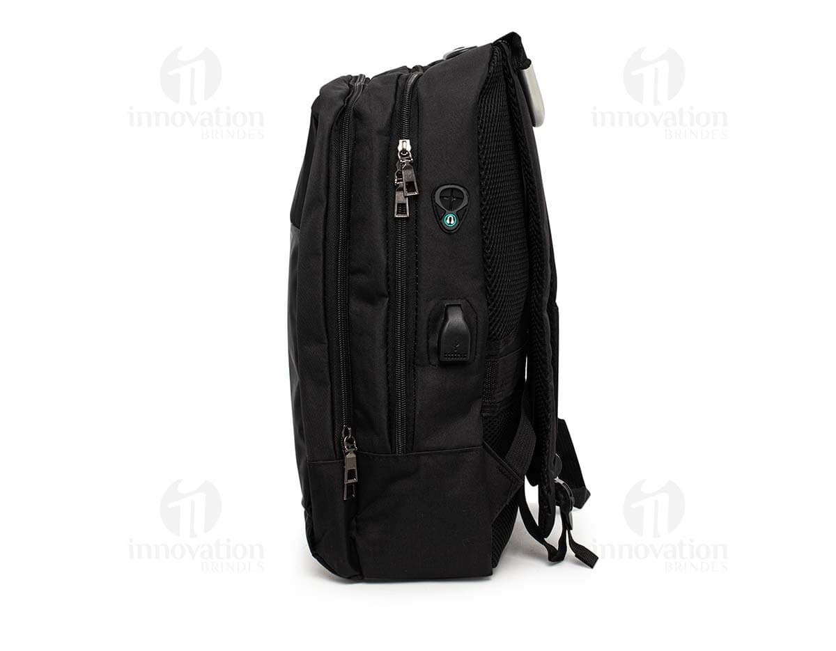 Mochila preta em couro, com alça, zíper e detalhes em metal. Ideal para viagens, compras e estilo casual. Com capacidade de 28 litros, possui design elegante e moderno, sendo perfeita para transporte de acessórios e equipamentos pessoais.