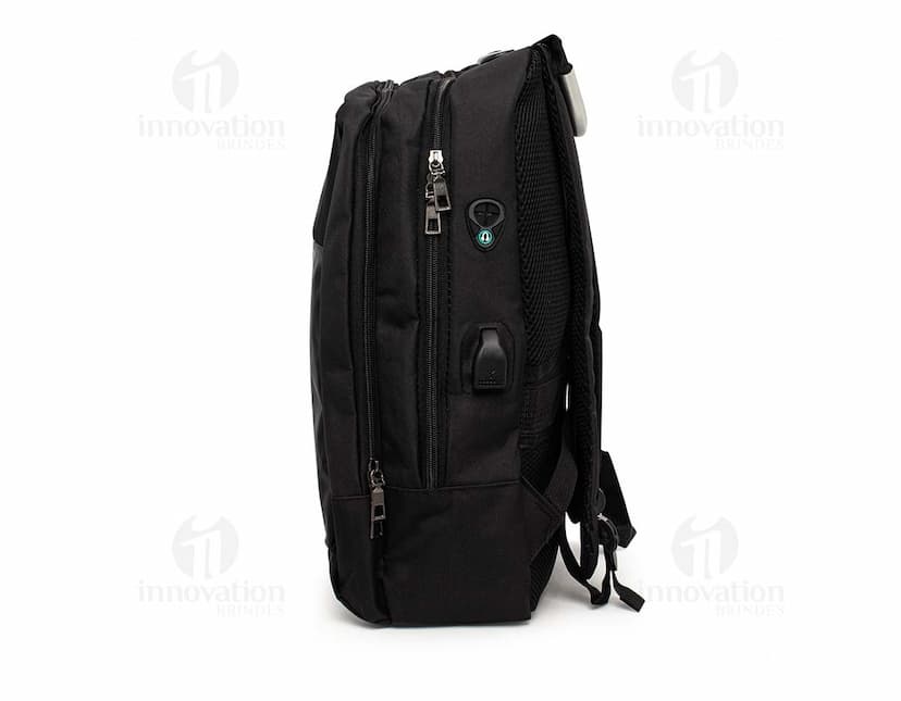 Mochila preta em couro, com alça, zíper e detalhes em metal. Ideal para viagens, compras e estilo casual. Com capacidade de 28 litros, possui design elegante e moderno, sendo perfeita para transporte de acessórios e equipamentos pessoais.