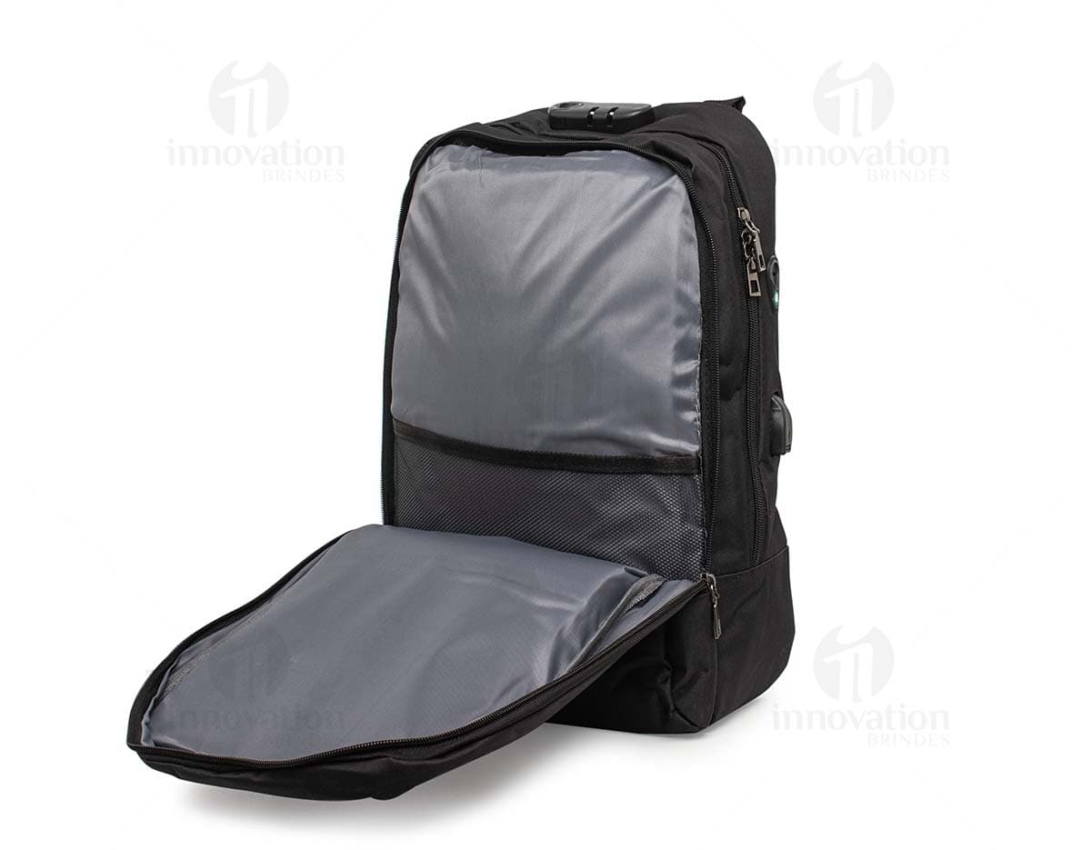 Mochila preta em couro, com alça, zíper e detalhes em metal. Ideal para viagens, compras e estilo casual. Com capacidade de 28 litros, possui design elegante e moderno, sendo perfeita para transporte de acessórios e equipamentos pessoais.