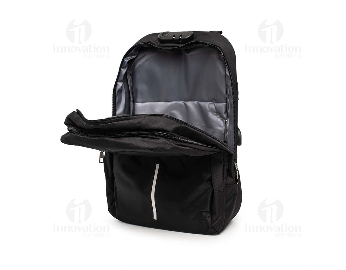 Mochila preta em couro, com alça, zíper e detalhes em metal. Ideal para viagens, compras e estilo casual. Com capacidade de 28 litros, possui design elegante e moderno, sendo perfeita para transporte de acessórios e equipamentos pessoais.
