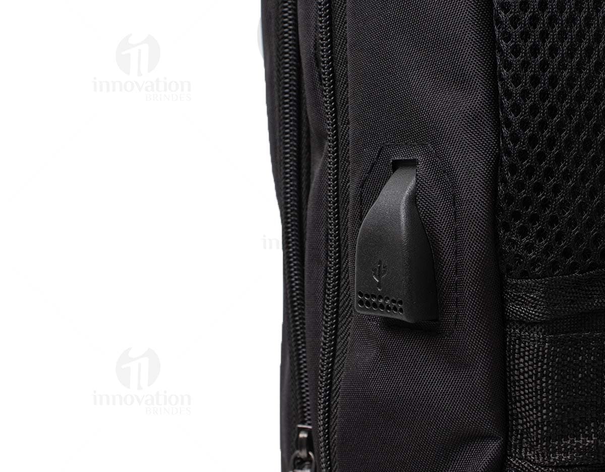 Mochila preta em couro, com alça, zíper e detalhes em metal. Ideal para viagens, compras e estilo casual. Com capacidade de 28 litros, possui design elegante e moderno, sendo perfeita para transporte de acessórios e equipamentos pessoais.