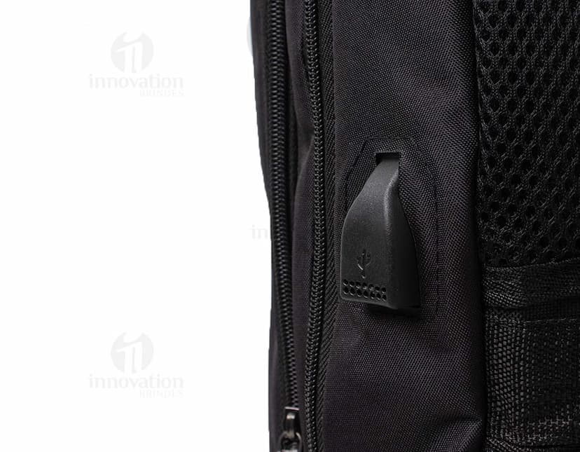 Mochila preta em couro, com alça, zíper e detalhes em metal. Ideal para viagens, compras e estilo casual. Com capacidade de 28 litros, possui design elegante e moderno, sendo perfeita para transporte de acessórios e equipamentos pessoais.