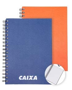 Caderno Cromato em design preto, com páginas em branco para anotações e espaço para adicionar mensagens e listas. Possui capa de proteção marrom em textura de madeira e anéis para manter as páginas organizadas. Ideal para uso no escritório, estudo ou reuniões de negócios.