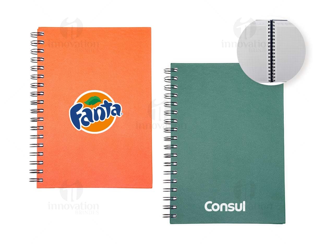 Caderno Cromato em design preto, com páginas em branco para anotações e espaço para adicionar mensagens e listas. Possui capa de proteção marrom em textura de madeira e anéis para manter as páginas organizadas. Ideal para uso no escritório, estudo ou reuniões de negócios.