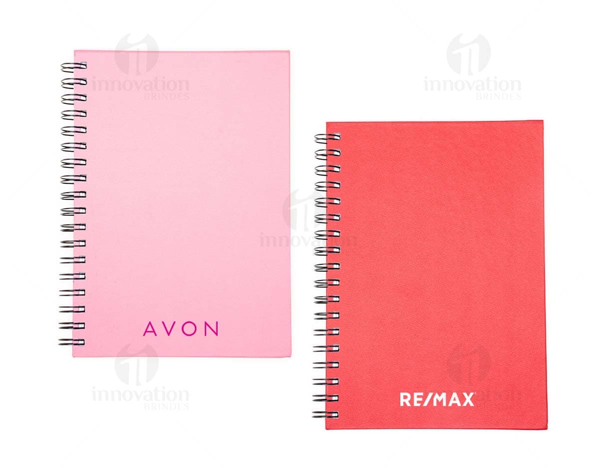 Caderno Cromato em design preto, com páginas em branco para anotações e espaço para adicionar mensagens e listas. Possui capa de proteção marrom em textura de madeira e anéis para manter as páginas organizadas. Ideal para uso no escritório, estudo ou reuniões de negócios.