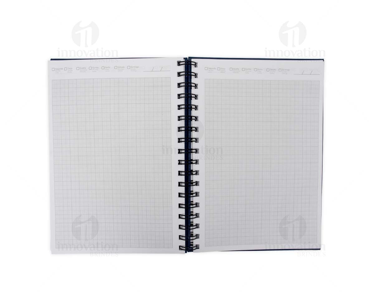 Caderno Cromato em design preto, com páginas em branco para anotações e espaço para adicionar mensagens e listas. Possui capa de proteção marrom em textura de madeira e anéis para manter as páginas organizadas. Ideal para uso no escritório, estudo ou reuniões de negócios.
