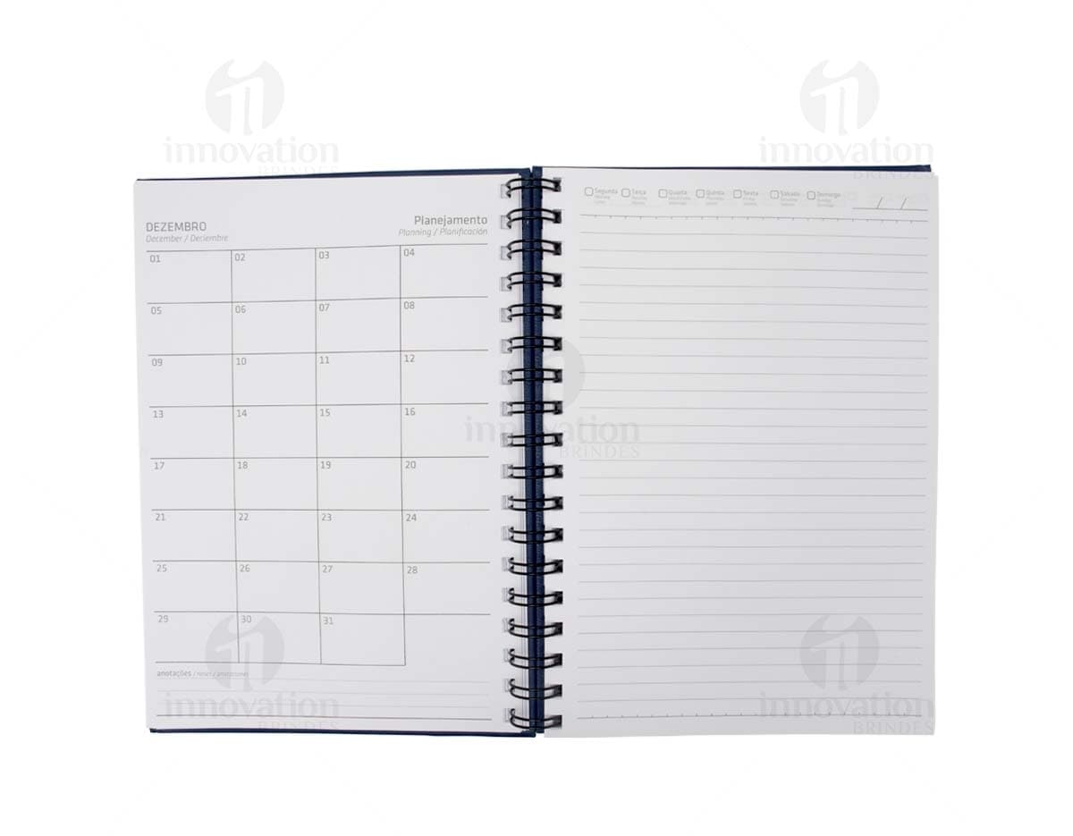 Caderno Cromato em design preto, com páginas em branco para anotações e espaço para adicionar mensagens e listas. Possui capa de proteção marrom em textura de madeira e anéis para manter as páginas organizadas. Ideal para uso no escritório, estudo ou reuniões de negócios.