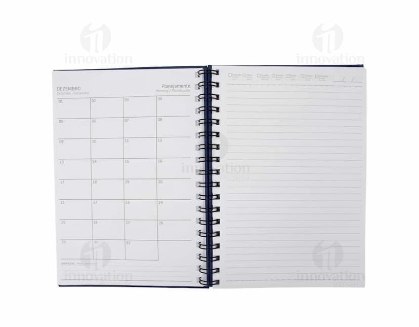 Caderno Cromato em design preto, com páginas em branco para anotações e espaço para adicionar mensagens e listas. Possui capa de proteção marrom em textura de madeira e anéis para manter as páginas organizadas. Ideal para uso no escritório, estudo ou reuniões de negócios.