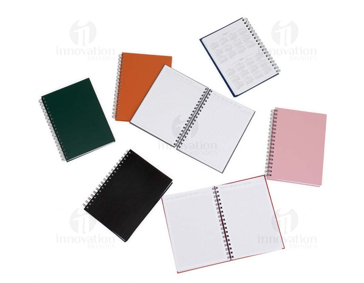 Caderno Cromato em design preto, com páginas em branco para anotações e espaço para adicionar mensagens e listas. Possui capa de proteção marrom em textura de madeira e anéis para manter as páginas organizadas. Ideal para uso no escritório, estudo ou reuniões de negócios.