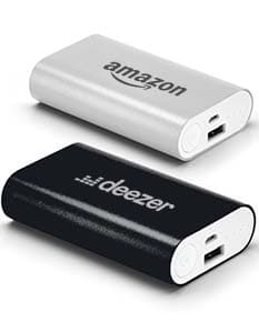Bateria portátil em alumínio para dispositivos eletrônicos, com design moderno e compacto, ideal para proporcionar energia extra a celulares, tablets e outros equipamentos.