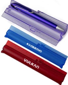 Estojo com régua moderno e colorido, contendo diversos materiais de escrita e desenho como lápis, canetas, papel e equipamentos diversos. O design é atraente e possui uma combinação de cores vibrantes. Ideal para uso escolar, no escritório ou em casa, proporcionando praticidade e organização.