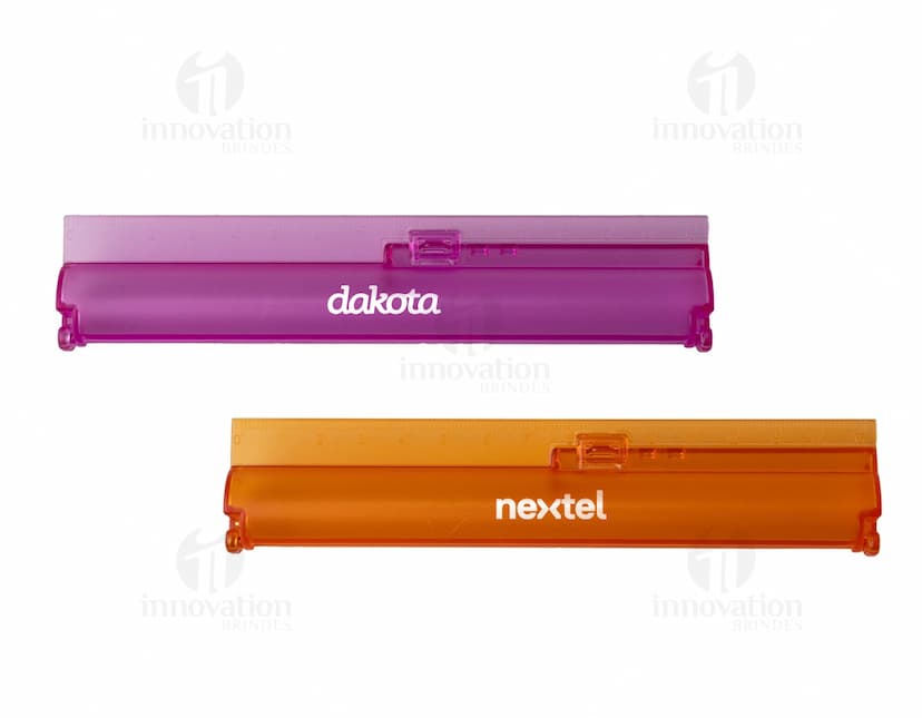 Estojo com régua moderno e colorido, contendo diversos materiais de escrita e desenho como lápis, canetas, papel e equipamentos diversos. O design é atraente e possui uma combinação de cores vibrantes. Ideal para uso escolar, no escritório ou em casa, proporcionando praticidade e organização.
