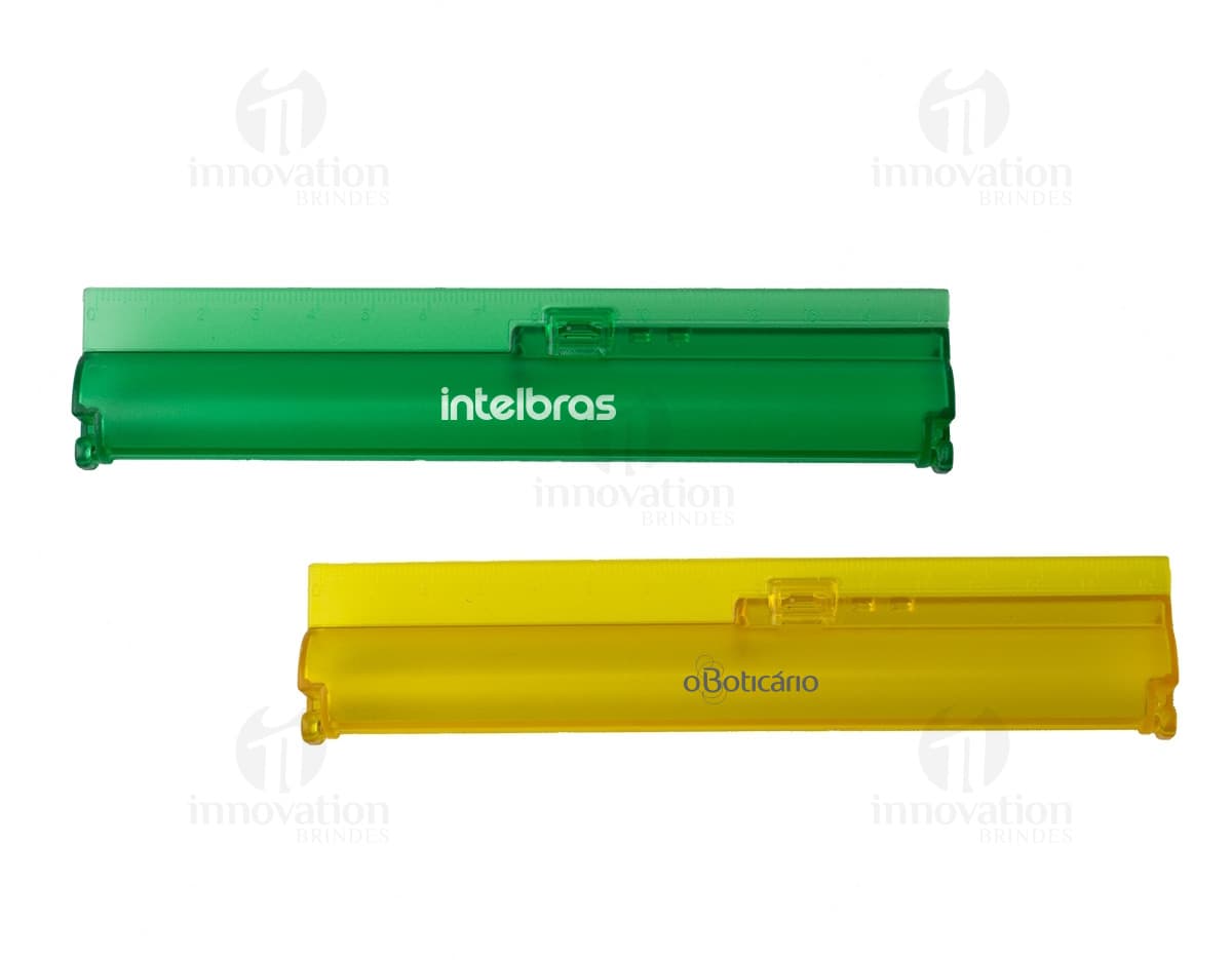 Estojo com régua moderno e colorido, contendo diversos materiais de escrita e desenho como lápis, canetas, papel e equipamentos diversos. O design é atraente e possui uma combinação de cores vibrantes. Ideal para uso escolar, no escritório ou em casa, proporcionando praticidade e organização.