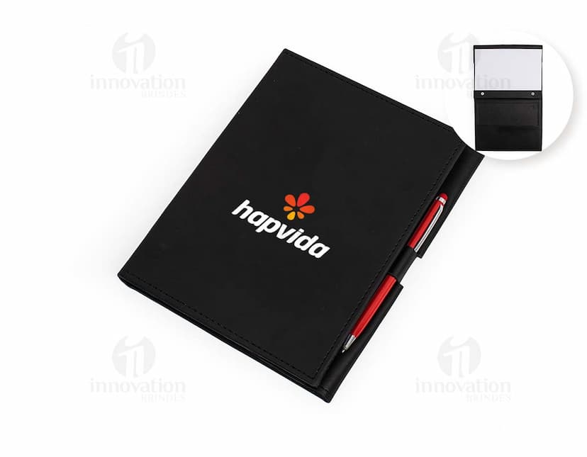 Caderneta com suporte preta contendo notebook, livro, equipamentos, gravador, fichário, papel, escritório, documento, em branco, negócios, página, cobertura de proteção, nota, vazio, mensagem, disco magnético, objeto, tecnologia, cobertura, dispositivo, bloco, disquete, lembrete, fechar, computador, educação, preto, dados, diário, dispositivo de memória, informação, ninguém, escrever, capa, disco, segurança, carta, armazenamento, mídia, passaporte, aberto, design, único, pessoal, antigo, escrita, livro didático, unidade de disco, memorando, cópia, disco rígido, texto, memorando, eletrônico, chip, plástico, retrô, visto, capa dura, literatura, identidade, caneta, 3D, viagem, finanças, cor, estojo, escola, detalhe, microprocessador, unidade central de processamento, bloco de notas, organizador, lista, disco, ler, notar, encadernação, comunicação, folha, aprendizado, estudo, número, estilo, metal.