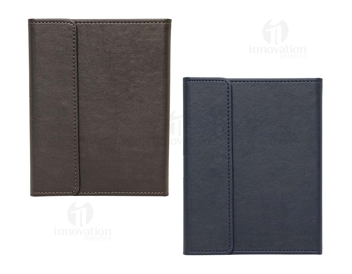 Caderneta com suporte preta contendo notebook, livro, equipamentos, gravador, fichário, papel, escritório, documento, em branco, negócios, página, cobertura de proteção, nota, vazio, mensagem, disco magnético, objeto, tecnologia, cobertura, dispositivo, bloco, disquete, lembrete, fechar, computador, educação, preto, dados, diário, dispositivo de memória, informação, ninguém, escrever, capa, disco, segurança, carta, armazenamento, mídia, passaporte, aberto, design, único, pessoal, antigo, escrita, livro didático, unidade de disco, memorando, cópia, disco rígido, texto, memorando, eletrônico, chip, plástico, retrô, visto, capa dura, literatura, identidade, caneta, 3D, viagem, finanças, cor, estojo, escola, detalhe, microprocessador, unidade central de processamento, bloco de notas, organizador, lista, disco, ler, notar, encadernação, comunicação, folha, aprendizado, estudo, número, estilo, metal.