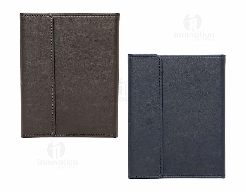Caderneta com suporte preta contendo notebook, livro, equipamentos, gravador, fichário, papel, escritório, documento, em branco, negócios, página, cobertura de proteção, nota, vazio, mensagem, disco magnético, objeto, tecnologia, cobertura, dispositivo, bloco, disquete, lembrete, fechar, computador, educação, preto, dados, diário, dispositivo de memória, informação, ninguém, escrever, capa, disco, segurança, carta, armazenamento, mídia, passaporte, aberto, design, único, pessoal, antigo, escrita, livro didático, unidade de disco, memorando, cópia, disco rígido, texto, memorando, eletrônico, chip, plástico, retrô, visto, capa dura, literatura, identidade, caneta, 3D, viagem, finanças, cor, estojo, escola, detalhe, microprocessador, unidade central de processamento, bloco de notas, organizador, lista, disco, ler, notar, encadernação, comunicação, folha, aprendizado, estudo, número, estilo, metal.