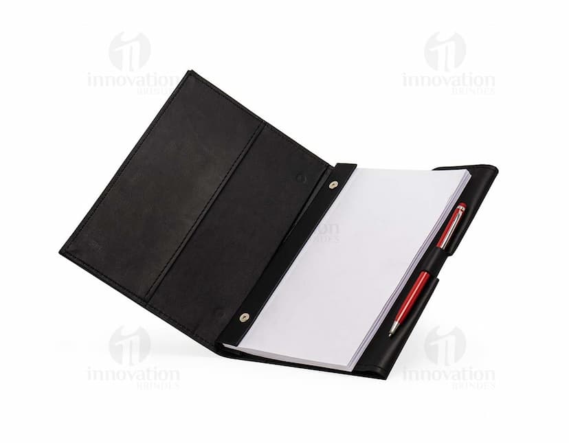 Caderneta com suporte preta contendo notebook, livro, equipamentos, gravador, fichário, papel, escritório, documento, em branco, negócios, página, cobertura de proteção, nota, vazio, mensagem, disco magnético, objeto, tecnologia, cobertura, dispositivo, bloco, disquete, lembrete, fechar, computador, educação, preto, dados, diário, dispositivo de memória, informação, ninguém, escrever, capa, disco, segurança, carta, armazenamento, mídia, passaporte, aberto, design, único, pessoal, antigo, escrita, livro didático, unidade de disco, memorando, cópia, disco rígido, texto, memorando, eletrônico, chip, plástico, retrô, visto, capa dura, literatura, identidade, caneta, 3D, viagem, finanças, cor, estojo, escola, detalhe, microprocessador, unidade central de processamento, bloco de notas, organizador, lista, disco, ler, notar, encadernação, comunicação, folha, aprendizado, estudo, número, estilo, metal.