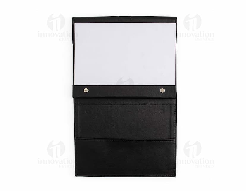 Caderneta com suporte preta contendo notebook, livro, equipamentos, gravador, fichário, papel, escritório, documento, em branco, negócios, página, cobertura de proteção, nota, vazio, mensagem, disco magnético, objeto, tecnologia, cobertura, dispositivo, bloco, disquete, lembrete, fechar, computador, educação, preto, dados, diário, dispositivo de memória, informação, ninguém, escrever, capa, disco, segurança, carta, armazenamento, mídia, passaporte, aberto, design, único, pessoal, antigo, escrita, livro didático, unidade de disco, memorando, cópia, disco rígido, texto, memorando, eletrônico, chip, plástico, retrô, visto, capa dura, literatura, identidade, caneta, 3D, viagem, finanças, cor, estojo, escola, detalhe, microprocessador, unidade central de processamento, bloco de notas, organizador, lista, disco, ler, notar, encadernação, comunicação, folha, aprendizado, estudo, número, estilo, metal.
