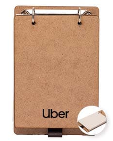 Bloco de anotações ecológico feito de papel reciclado com capa de couro marrom, vintage e antiga. Textura grunge e envelhecida, ideal para escrita de mensagens e lembretes. Embalagem vintage de papelão, perfeita para presentes e escritório.