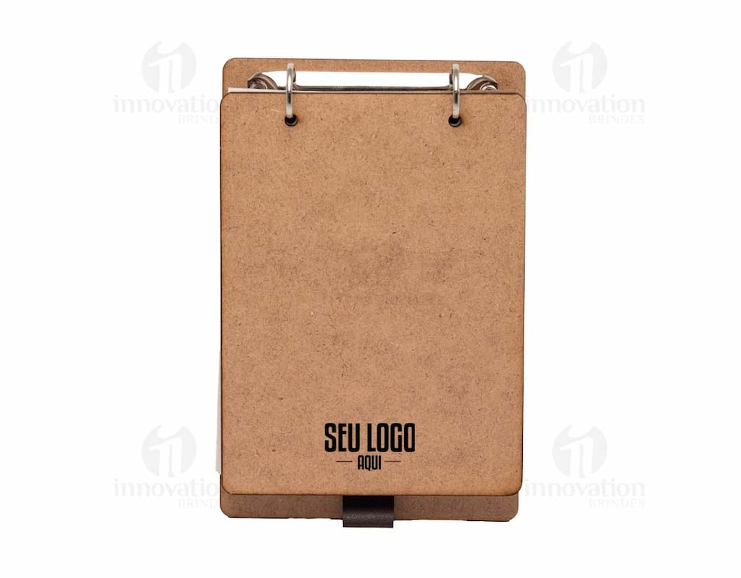 Bloco de anotações ecológico feito de papel reciclado com capa de couro marrom, vintage e antiga. Textura grunge e envelhecida, ideal para escrita de mensagens e lembretes. Embalagem vintage de papelão, perfeita para presentes e escritório.
