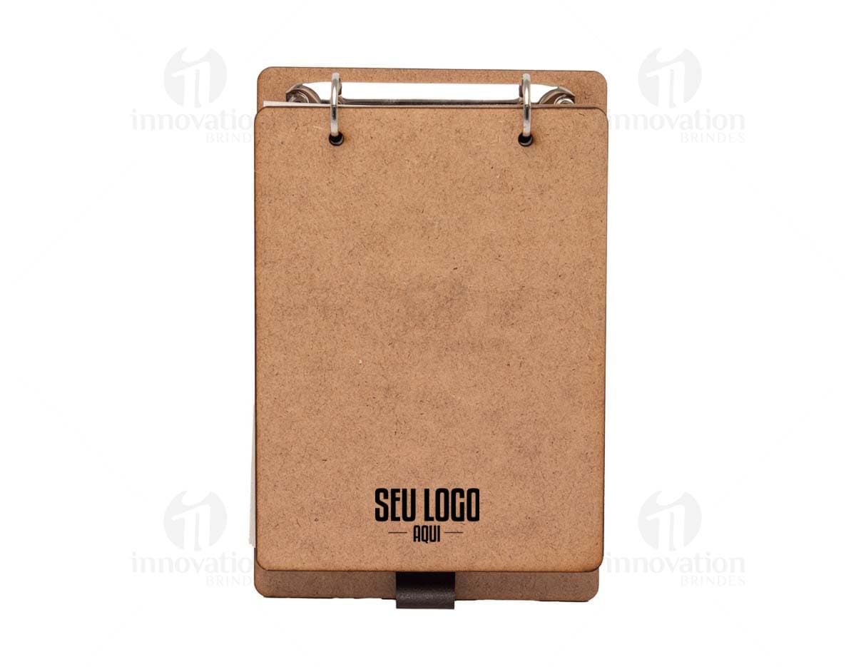 Bloco de anotações ecológico feito de papel reciclado com capa de couro marrom, vintage e antiga. Textura grunge e envelhecida, ideal para escrita de mensagens e lembretes. Embalagem vintage de papelão, perfeita para presentes e escritório.