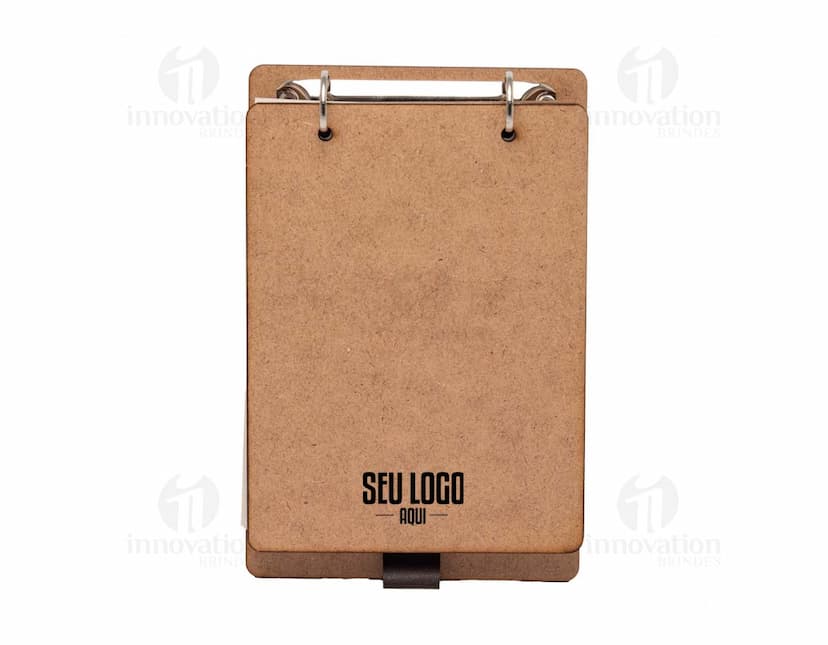 Bloco de anotações ecológico feito de papel reciclado com capa de couro marrom, vintage e antiga. Textura grunge e envelhecida, ideal para escrita de mensagens e lembretes. Embalagem vintage de papelão, perfeita para presentes e escritório.