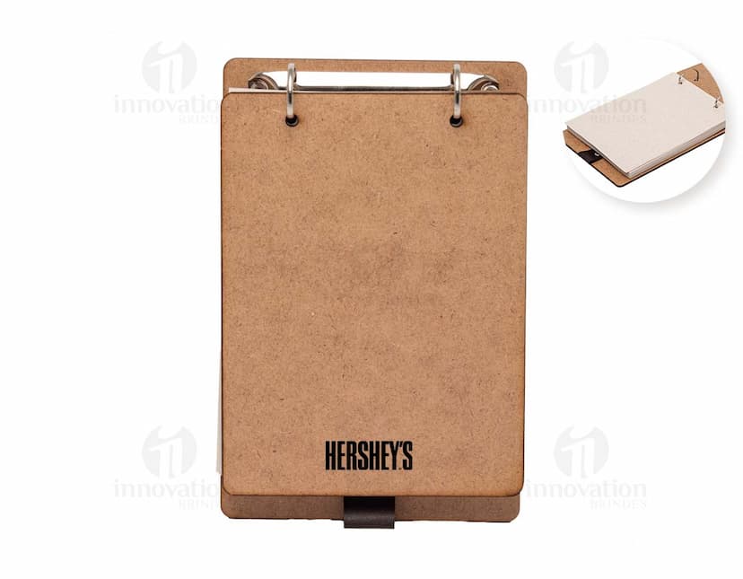 Bloco de anotações ecológico feito de papel reciclado com capa de couro marrom, vintage e antiga. Textura grunge e envelhecida, ideal para escrita de mensagens e lembretes. Embalagem vintage de papelão, perfeita para presentes e escritório.